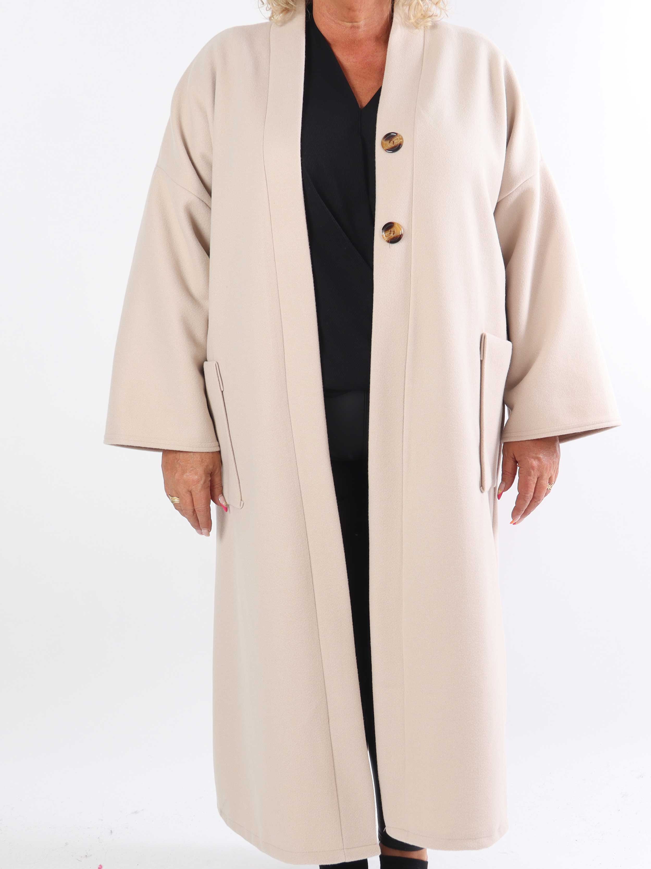 Abbelin - Lang plus size frakke med pynteknapper